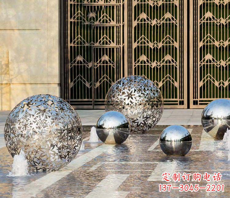 信阳欣赏自然的美:不锈钢花形镂空球喷泉雕塑