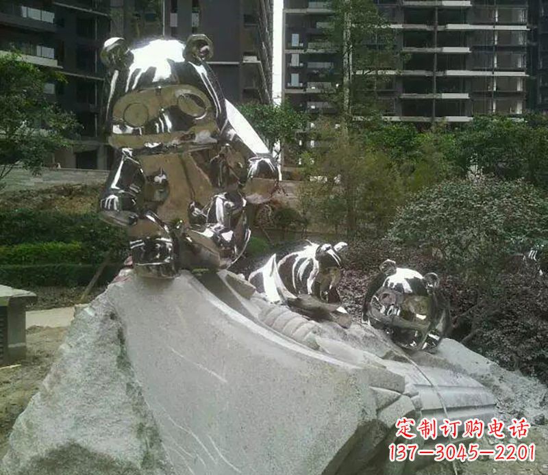 信阳家喻户晓的可爱熊猫雕塑
