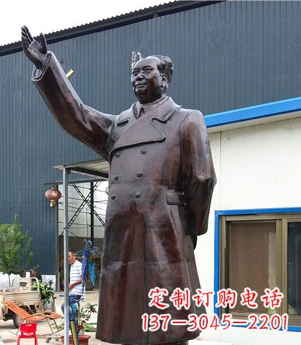 信阳挥手的毛主席铜雕像
