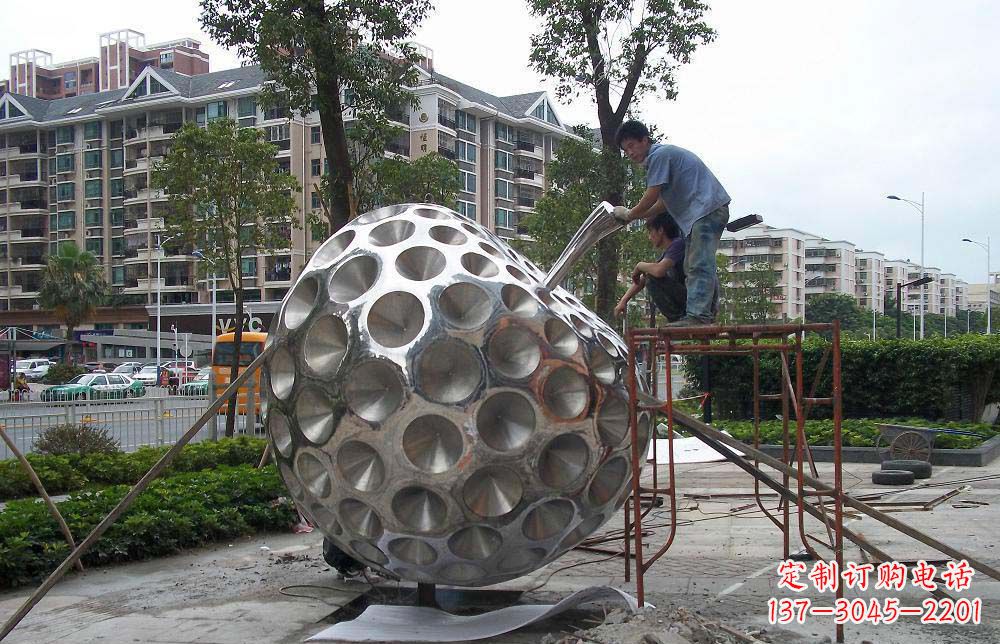 信阳精心打造的街边苹果雕塑