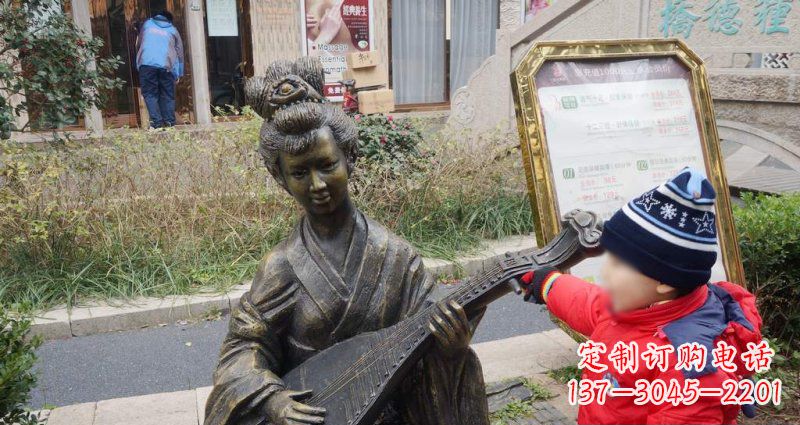 信阳街边弹琵琶的古代美女雕塑