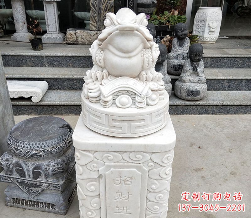 信阳金蟾立柱石动物雕塑