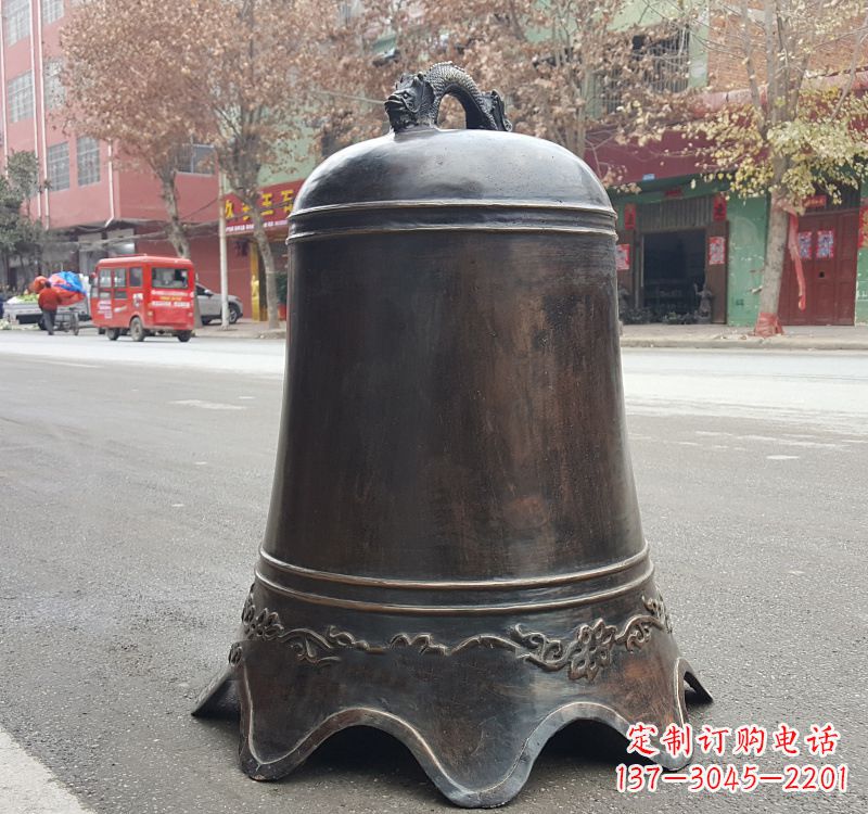 信阳铜钟雕塑:精致美观的景观艺术