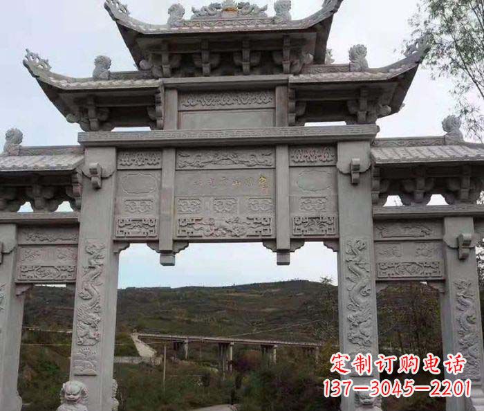 信阳地标性的三门石雕牌坊