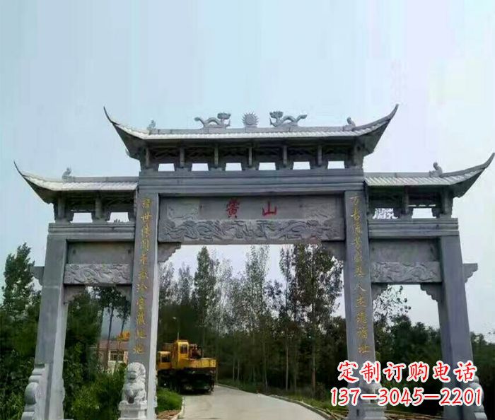 信阳景区三门石雕牌楼,是一种典型的古典建筑风…