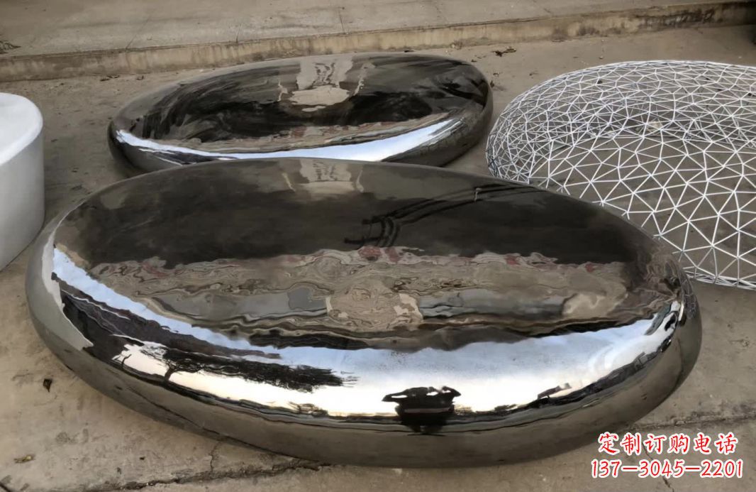 信阳镜面不锈钢鹅卵石雕塑1