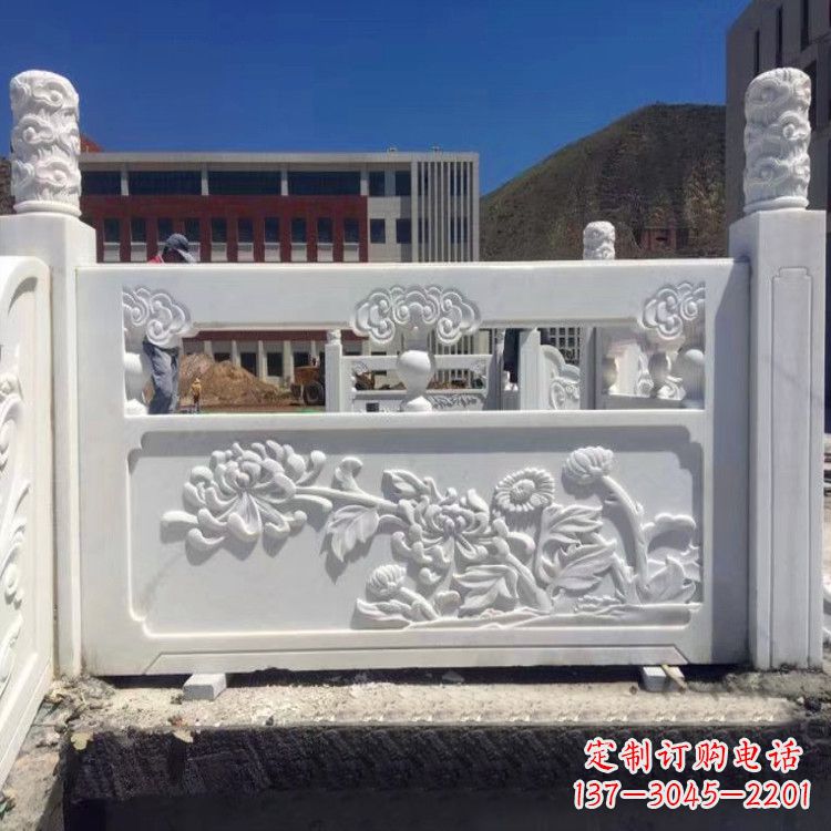 信阳中领雕塑旗下的菊花石栏板雕塑,以其独特的…