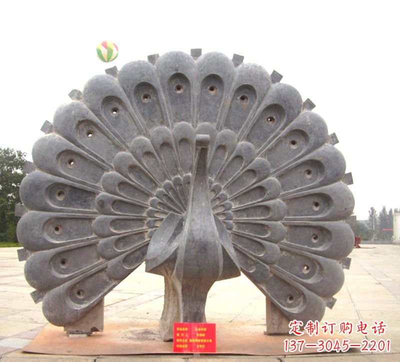 信阳精美绝伦的碧玉孔雀雕塑