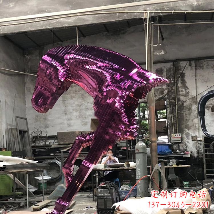 信阳精心打造的不锈钢马头雕塑