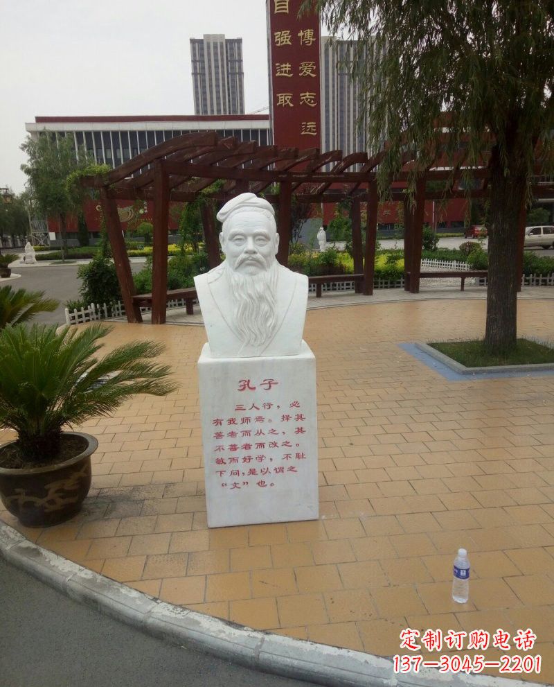 信阳赞美圣贤——孔子石雕塑