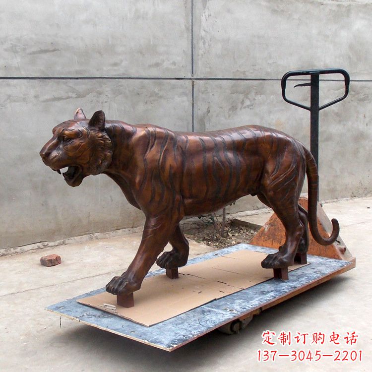 信阳活力四射的老虎铜雕塑