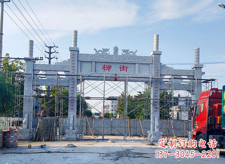 信阳牌坊石雕双龙,让它成为你家中的精美装饰