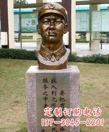 信阳让爱与正义永远绽放光芒——雷锋雕塑