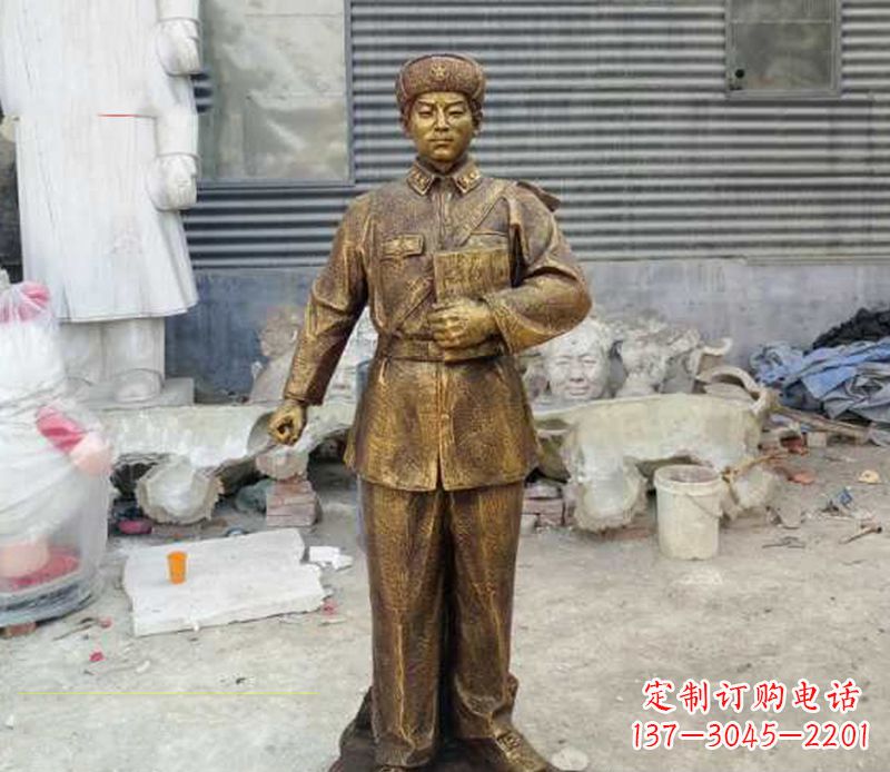信阳传承爱国精神,让雷锋雕塑永久守护家园
