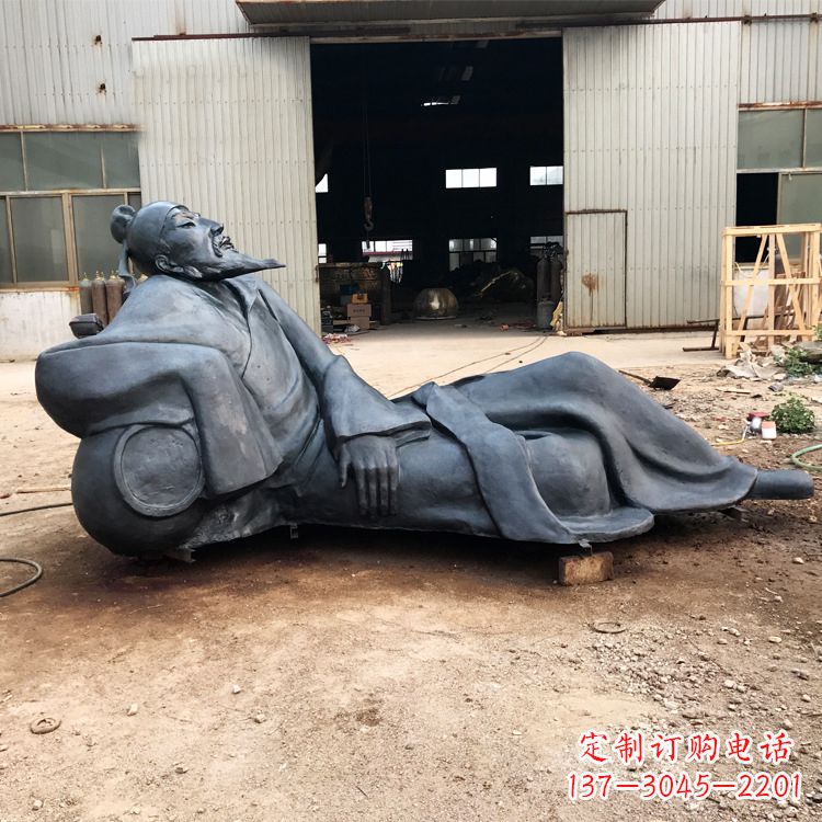 信阳李白醉卧铜雕塑,抒写出豪迈之气