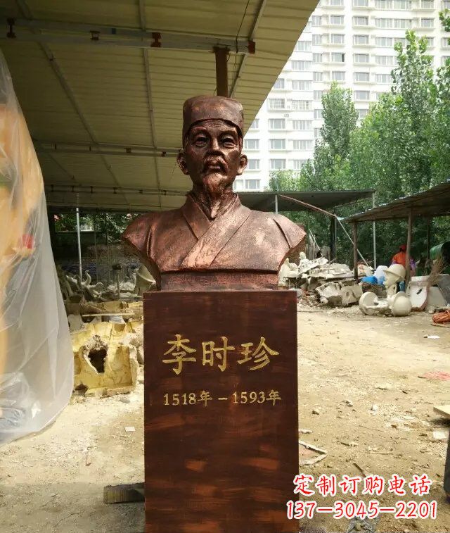信阳寓意深长精致细节——李时珍校园名人铜雕