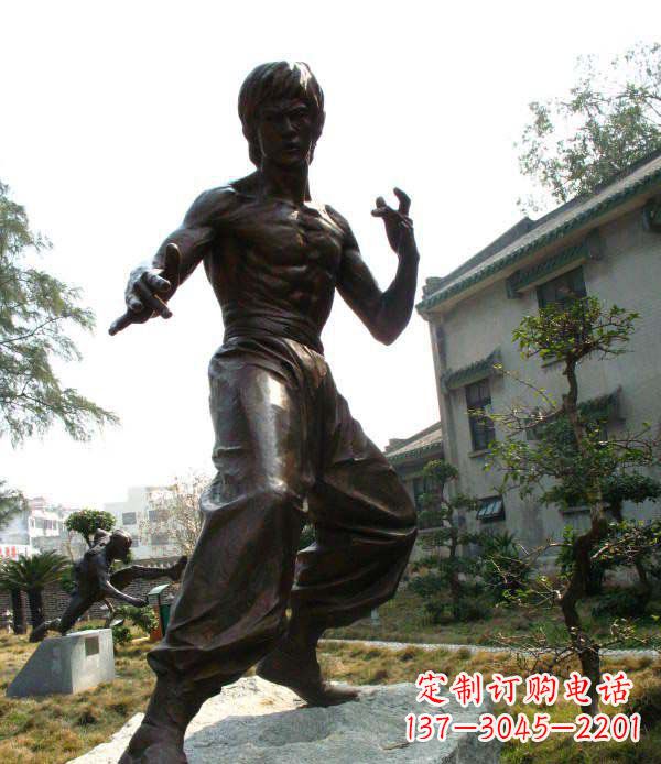 信阳忠实再现李小龙公园名人铜雕
