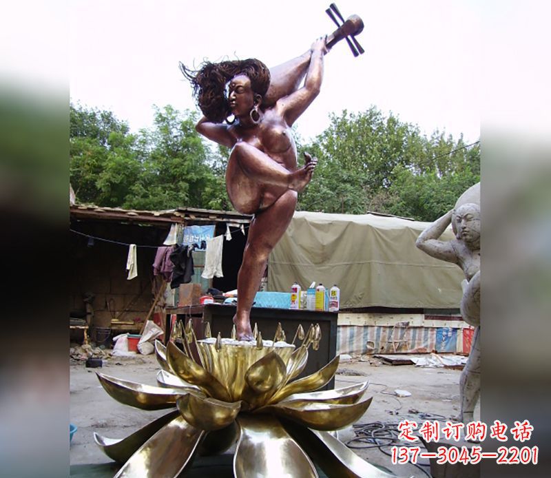 信阳如神般的精美莲花铜雕塑