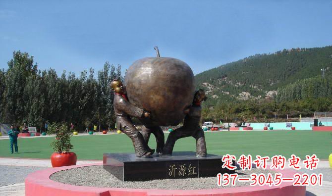 信阳苹果融入两岁小孩的生活——公园铜雕