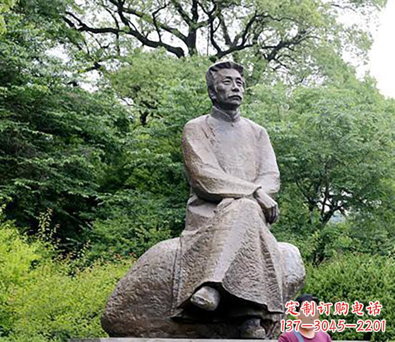 信阳倾情打造鲁迅公园手工雕塑