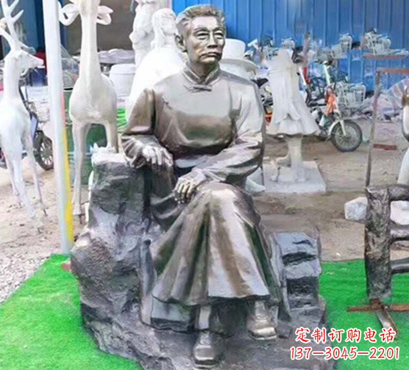 信阳鲁迅铜雕塑,铸就永恒传奇