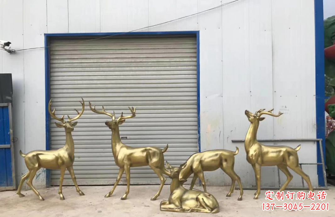 信阳产自中领雕塑的手工鹿群铜雕塑,是一款以鹿…