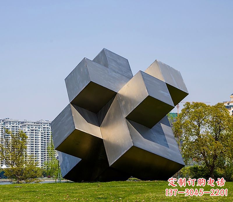 信阳童年回忆,用魔方不锈钢雕塑激发梦想