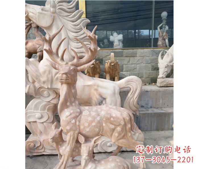 信阳展现自然风采的梅花鹿石雕