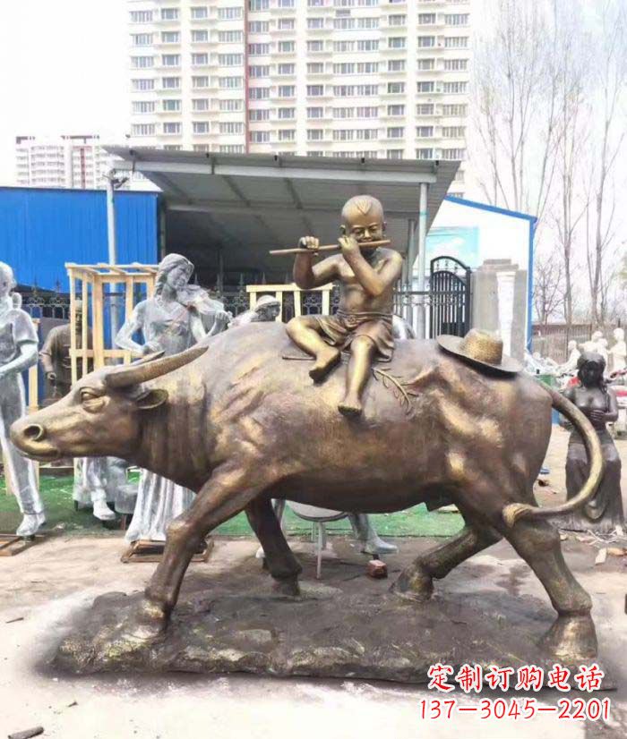 信阳专为儿童量身定制的牧童骑在牛背吹笛铜雕