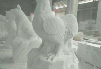 信阳华丽而神奇的汉白玉中领生肖鸡雕塑