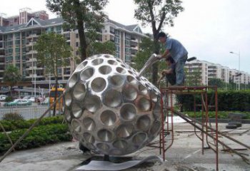 信阳精心打造的街边苹果雕塑