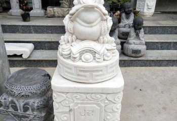 信阳金蟾立柱石动物雕塑