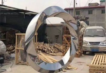 信阳镜面不锈钢几何圆环雕塑，经典永恒之美