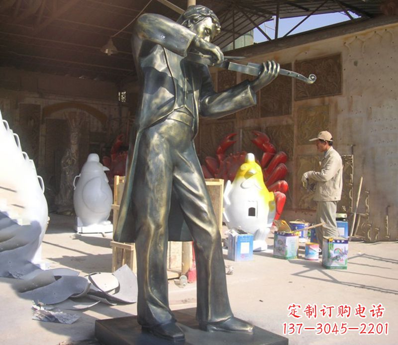 信阳男人演奏小提琴铜雕