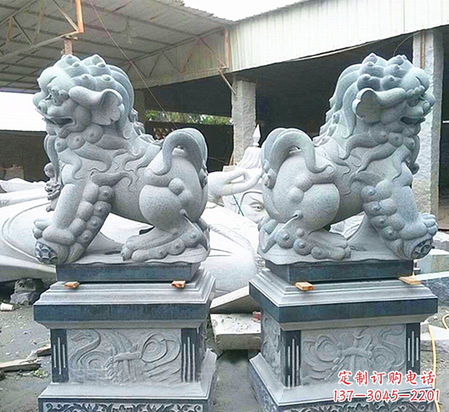 信阳南方狮子献钱狮石雕,精美狮子雕塑为您庆祝