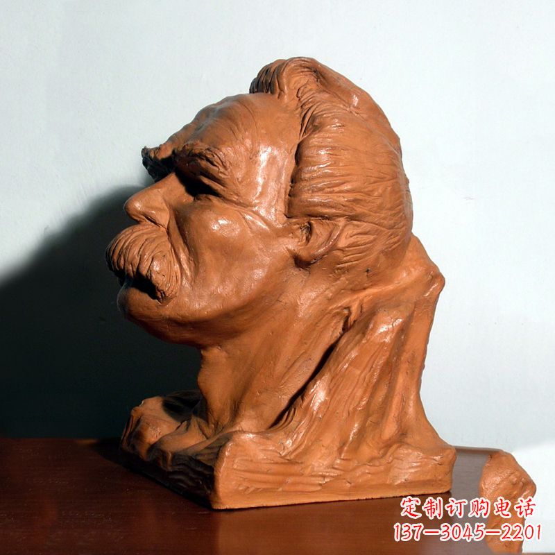 信阳以尼采为原型的雕塑头像