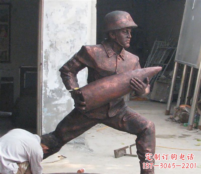信阳铜雕炮弹战士,象征勇气和决心