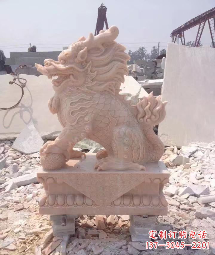 信阳标题:尊贵高贵,中领雕塑定制的精致石雕麒麟