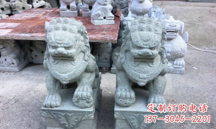 信阳青石踩球狮子看门石雕,精致雕塑令门口更加精彩
