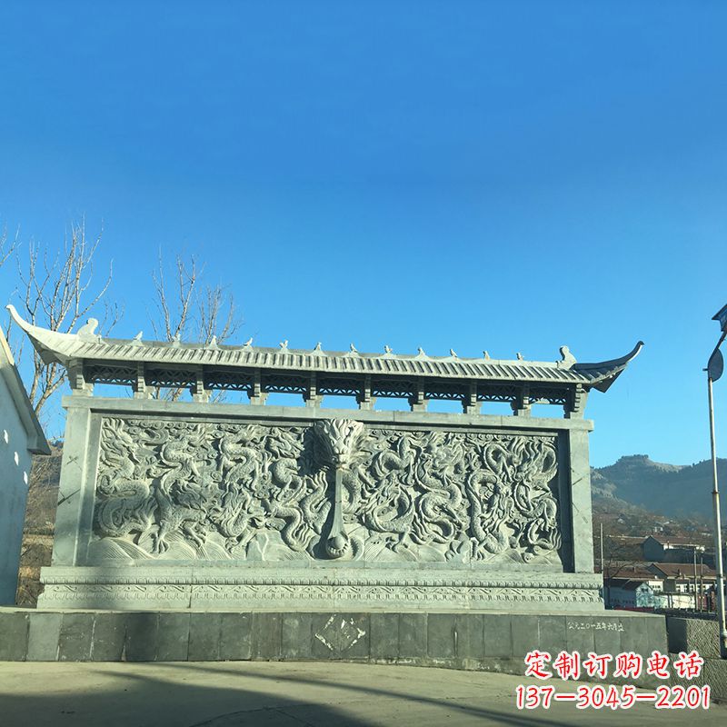 信阳青石九龙壁,精美雕塑饰衬城市广场