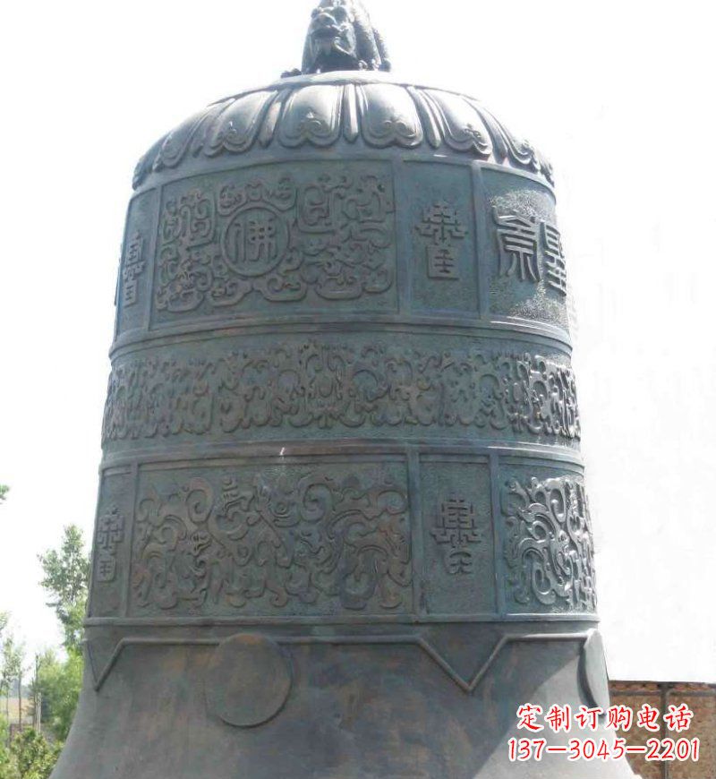 信阳传统唢呐青铜钟雕塑,传递节日的祝福