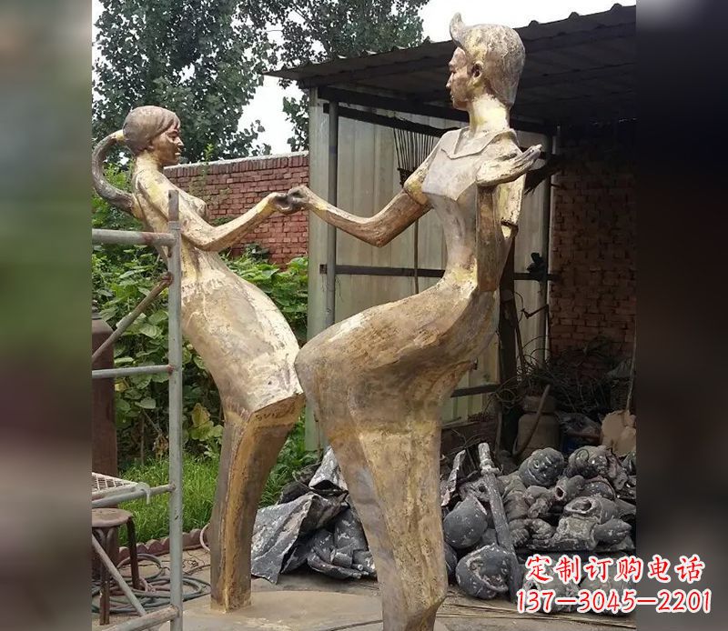 信阳情侣跳舞广场景观铜雕