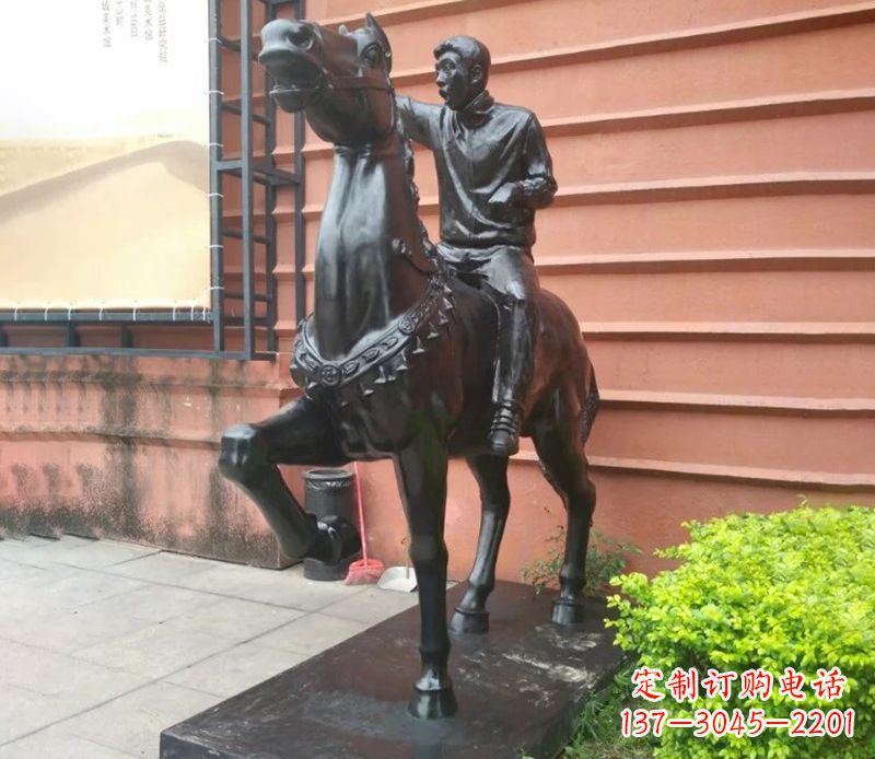 信阳独一无二的骑马雕塑