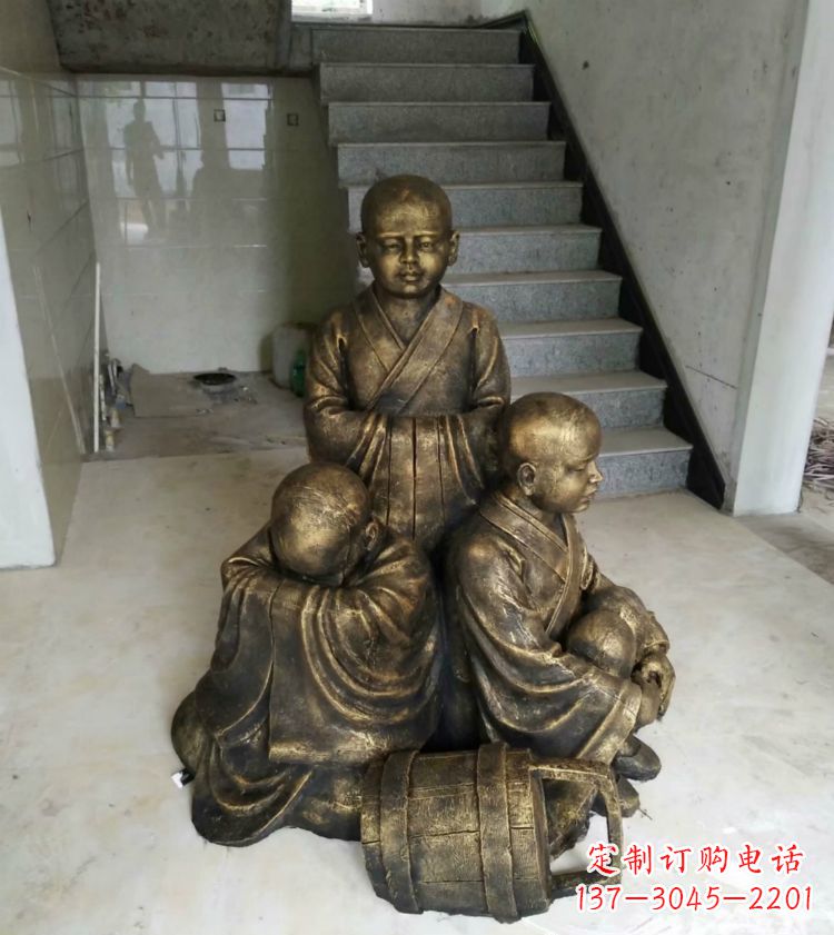 信阳中国领雕塑推出的金色佛祖三像是一件令人惊…