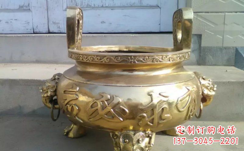 信阳壮丽威猛的三足香炉铜雕