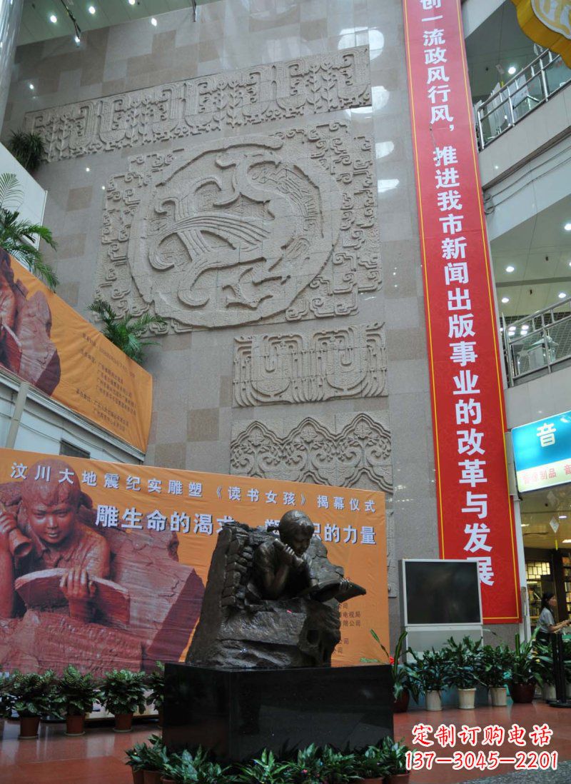 信阳令人惊叹的小女孩景观铜雕
