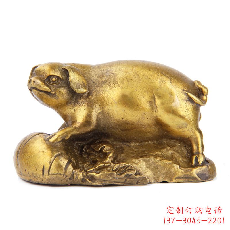信阳铸铜鎏金猪雕塑时尚炫彩，精致温馨