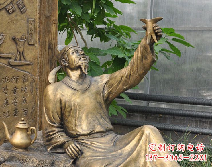 信阳象征文学大师李白的铜雕像