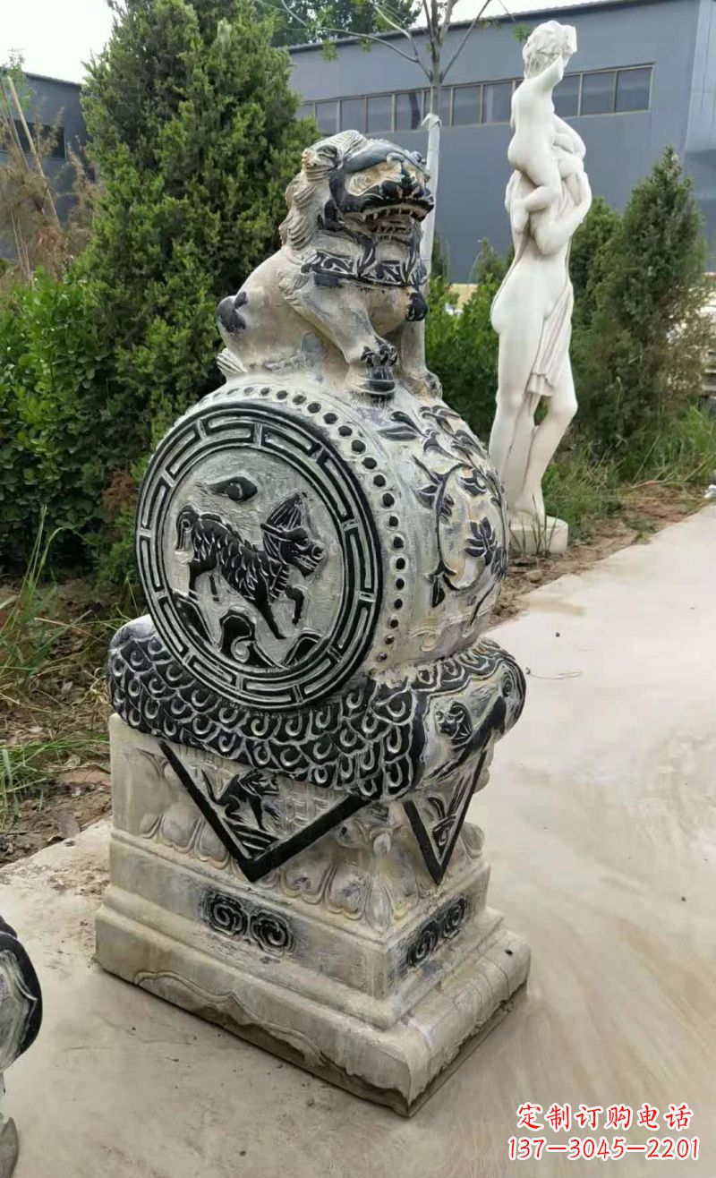 信阳狮子抱鼓石雕塑,象征力量与美感