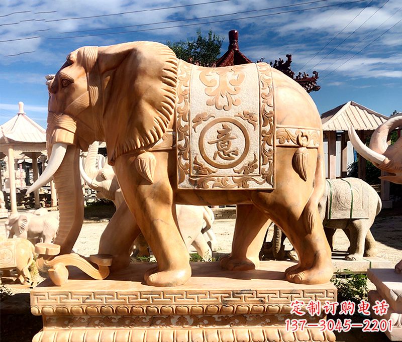 信阳精致多姿的大象雕塑